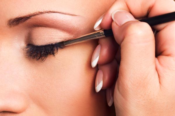 Trucos de maquillaje que rejuvenecen el rostro - Apuesta por un eyeliner sutil