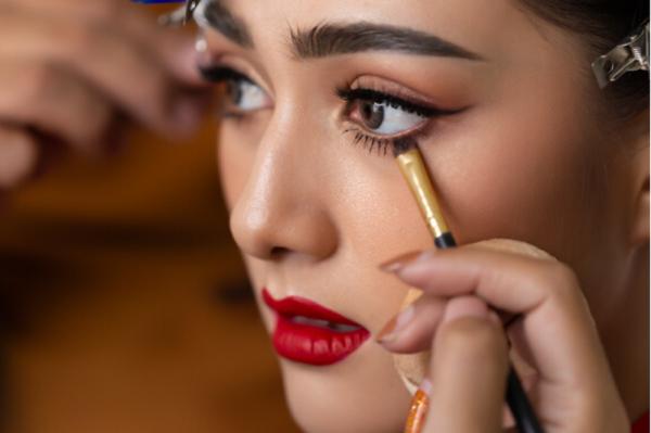 Cómo hacer la raya del ojo de abajo