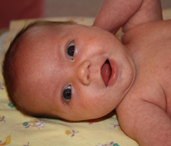 Qué debe de hacer mi bebé a los dos meses de nacido