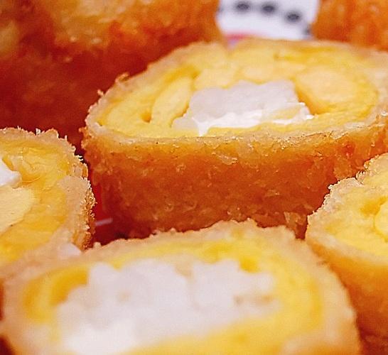 Hacer sushi de rollos de primavera rellenos de salmón