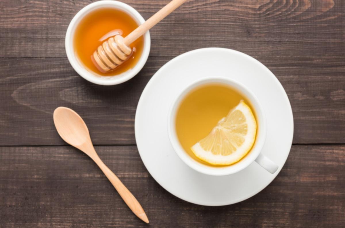 Agua con limón y miel: propiedades, beneficios y cómo tomarla