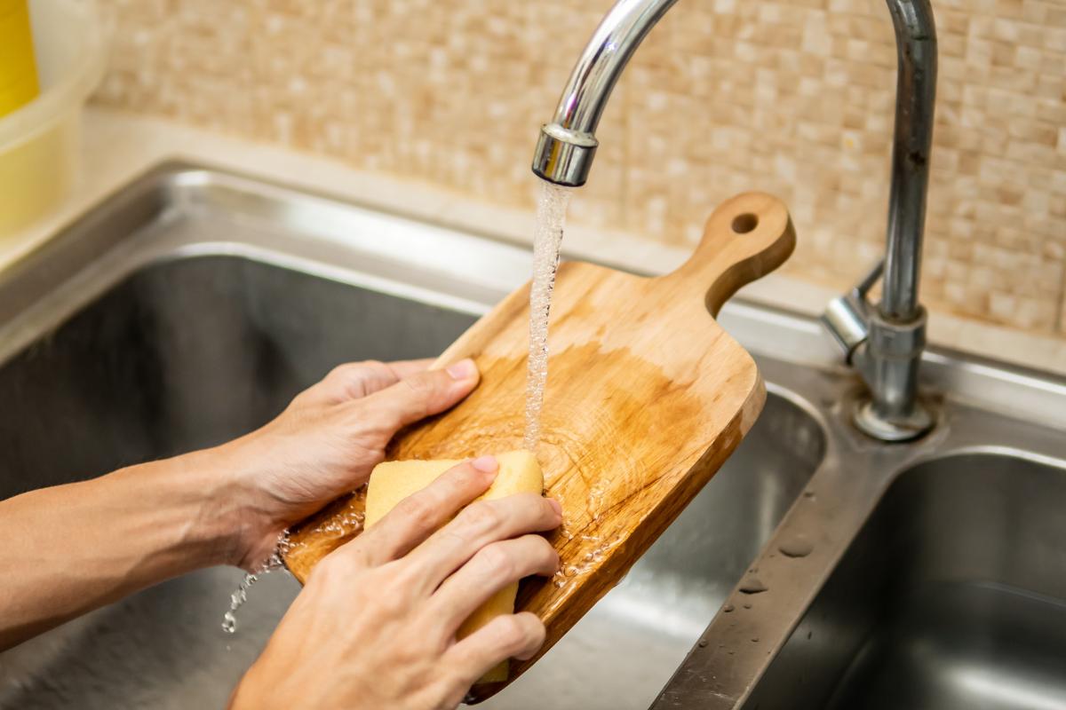 Cómo limpiar y desinfectar la tabla de madera de la cocina para que quede como nueva
