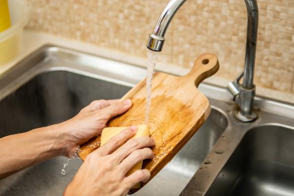 Cómo limpiar y desinfectar la tabla de madera de la cocina para que quede como nueva