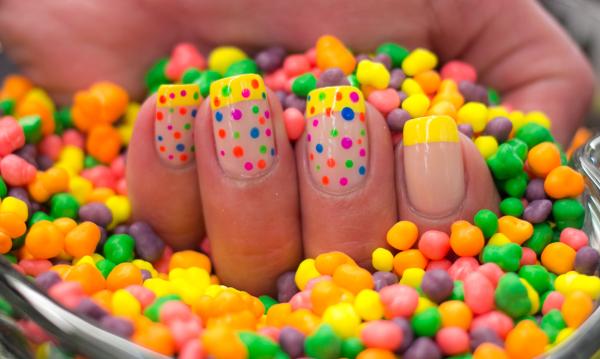 Cómo hacer la manicura con pegatinas - Manicura francesa con pegatinas