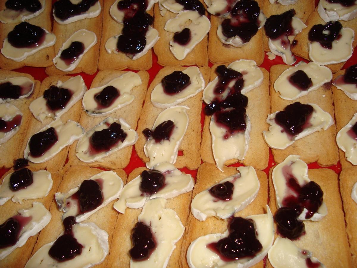Tostadas con queso brie y mermelada de arándanos