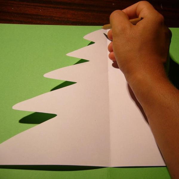 Cómo hacer un árbol de navidad en 3D con cartulina - Paso 4