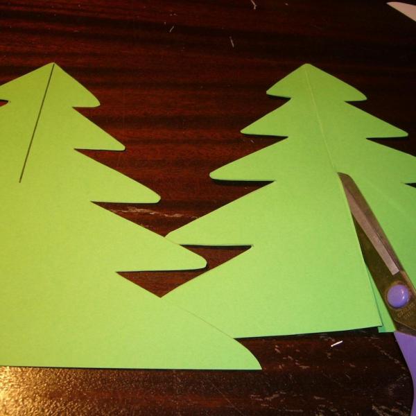 Cómo hacer un árbol de navidad en 3D con cartulina - Paso 7