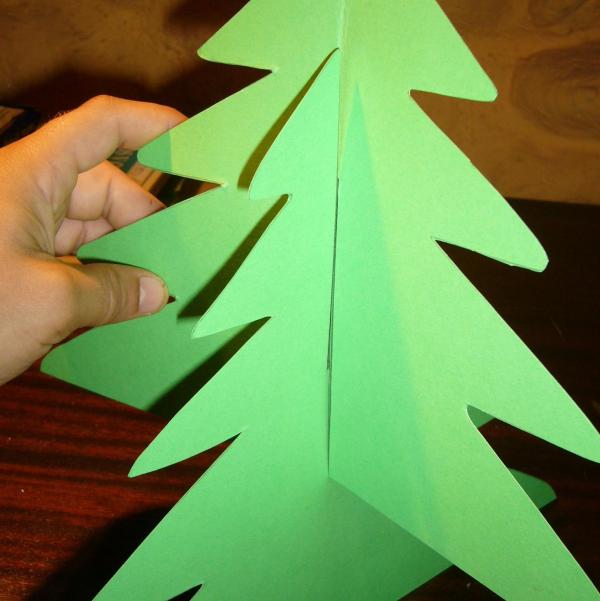 Cómo hacer un árbol de navidad en 3D con cartulina - Paso 8