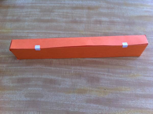 Cómo hacer una caja de cartulina para un abanico - Paso 10