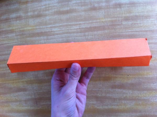 Cómo hacer una caja de cartulina para un abanico - Paso 7