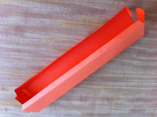 Cómo hacer una caja de cartulina para un abanico - Paso 9