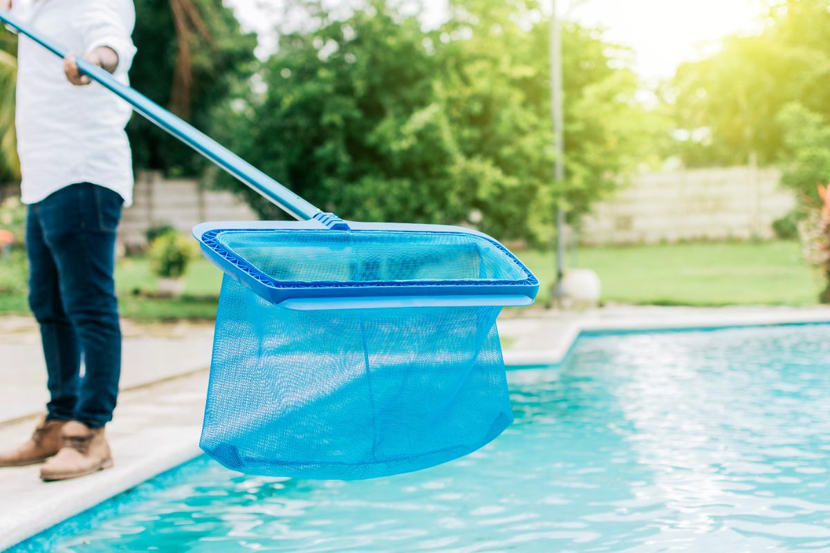 Cómo limpiar el fondo de una piscina sin limpiafondos