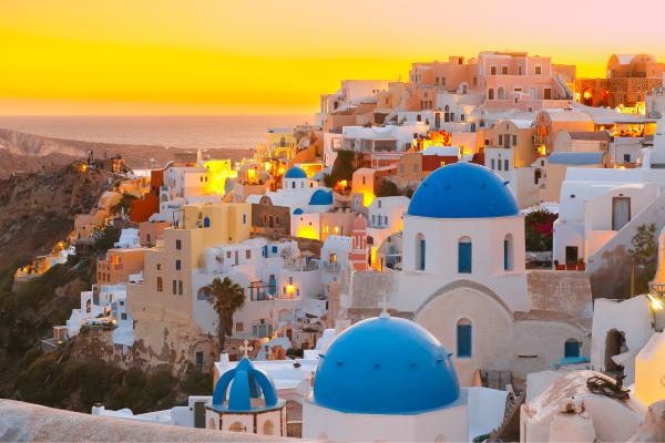 ¿Dónde viajar en octubre? La guía con destinos perfectos para este mes - Santorini - Grecia