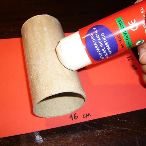 Cómo hacer un servilletero con un rollo de papel de wc - Paso 2