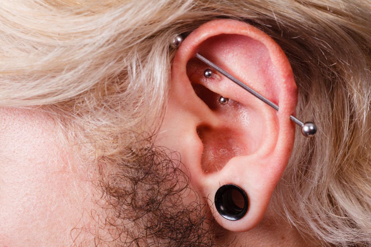 Cómo curar un piercing industrial infectado