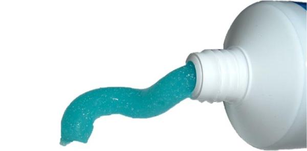 Cómo reparar arañazos en el cristal - trucos y consejos - Reparar arañazos con pasta de dientes