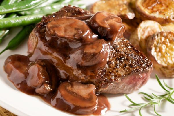 Las mejores salsas para carnes fáciles y rápidas de preparar - Salsa de champiñones al vino blanco: Elegancia para carnes blancas