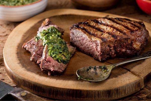 Las mejores salsas para carnes fáciles y rápidas de preparar - Salsa de chimichurri: Frescura y sabor para asados