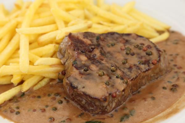 Las mejores salsas para carnes fáciles y rápidas de preparar - Salsa de pimienta verde: Elegancia para carnes rojas