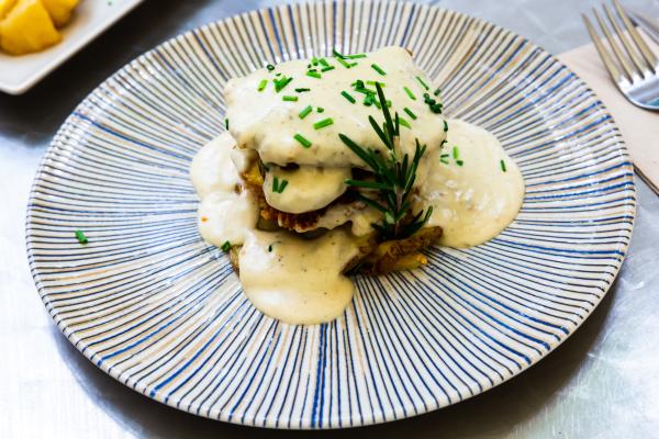 Las mejores salsas para carnes fáciles y rápidas de preparar - Salsa de queso azul: Una experiencia cremosa para carnes a la parrilla