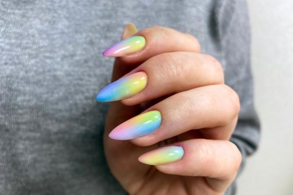 Uñas de arcoíris: diseños para lucir una manicura bonita y divertida - Uñas arcoíris pastel