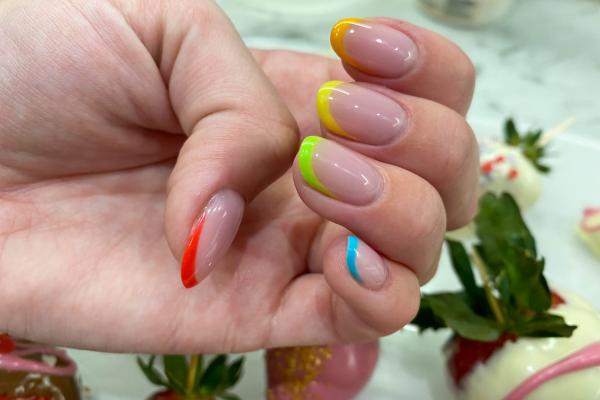 Uñas de arcoíris: diseños para lucir una manicura bonita y divertida - Uñas francesas arcoíris