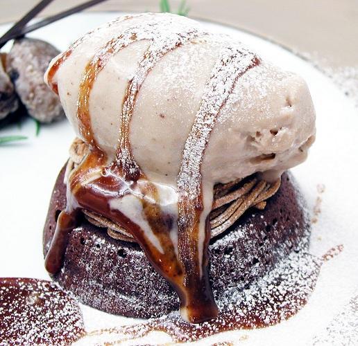 Cómo hacer coulant de chocolate con helado de turrón para Navidad