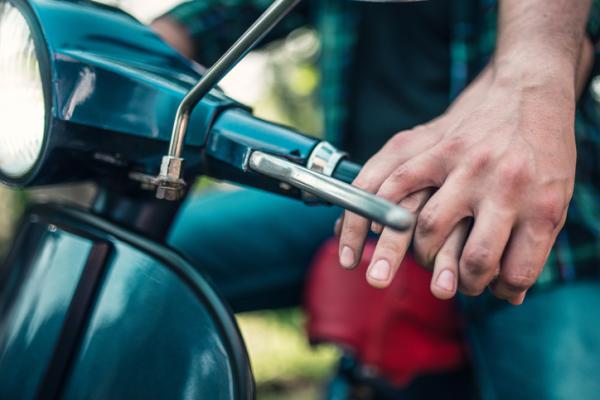 5 posturas para hacer el amor en una moto