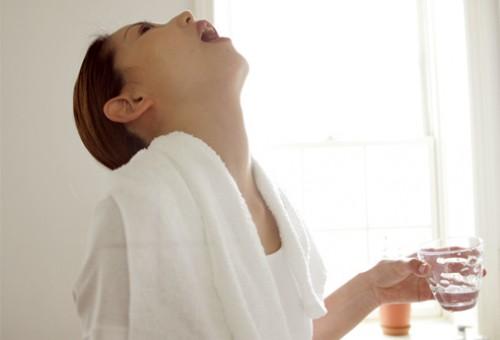 Cómo hacer gárgaras con agua oxigenada