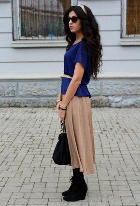 Cómo combinar una camiseta azul eléctrico - Beige