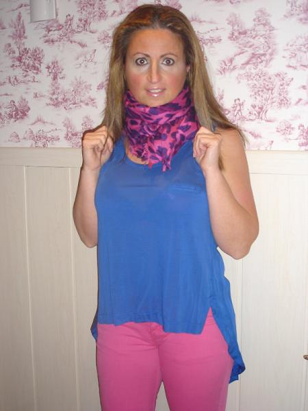 Cómo combinar una camiseta azul eléctrico - Fucsia