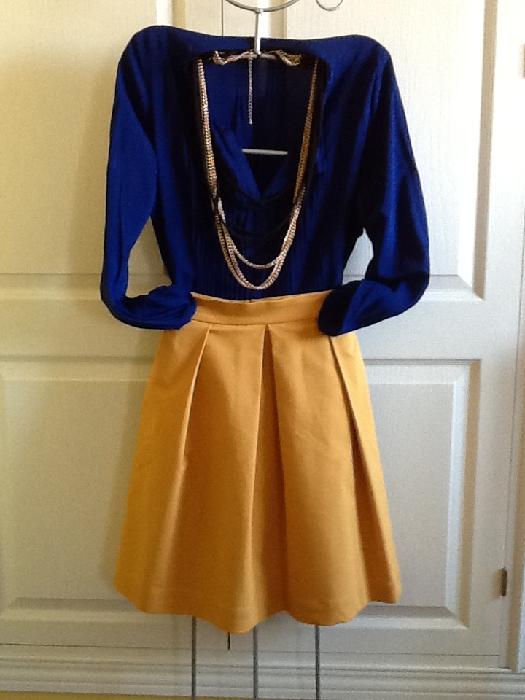 Cómo combinar una camiseta azul eléctrico - Mostaza