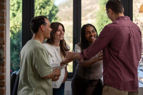 Las mejores preguntas incómodas para adolescentes ideales para fiestas o reuniones (divertidas y atrevidas) - ¿Quién fue tu primer crush y qué te gustaba de esa persona?