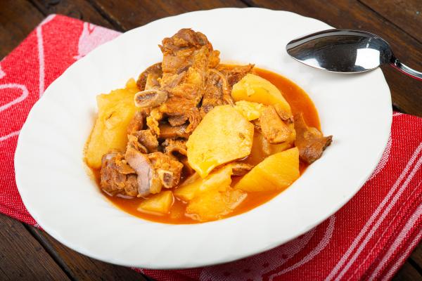 Cómo hacer níscalos con patatas y costillas