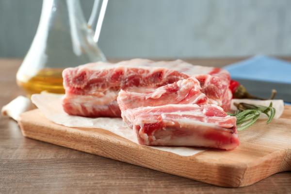 Cómo hacer níscalos con patatas y costillas - Paso 1