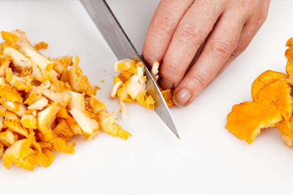 Cómo hacer níscalos con patatas y costillas - Paso 8