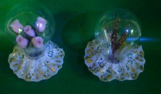 Cómo hacer unos adornos con bombillas