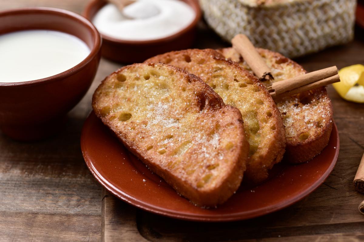 Cómo hacer torrijas de leche y canela: la receta tradicional y más sencilla