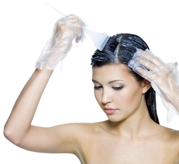 Errores comunes al teñir el pelo - Aplicar mal el tinte