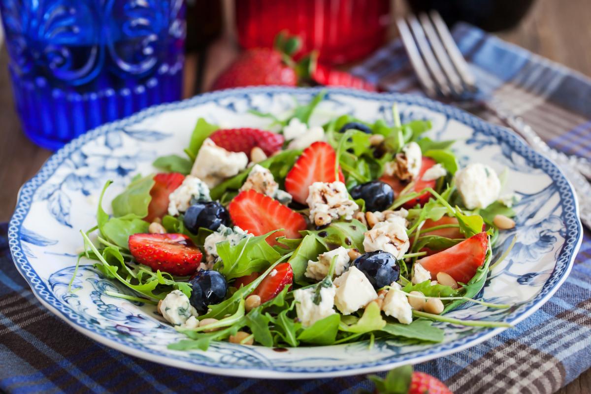 Cómo hacer una ensalada con frutos rojos