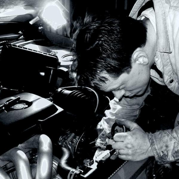 Cómo poner aceite a un coche