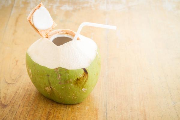 Cómo abrir un coco - Cómo abrir un coco para usarlo de vaso