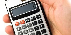 Cómo calcular el pago total de intereses sobre el préstamo de un coche