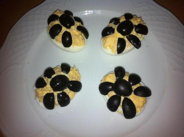 Cómo hacer un aperitivo para una cena de Halloween - Huevos rellenos de araña