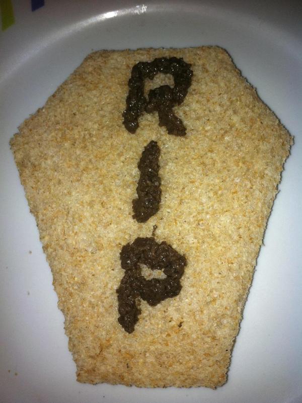 Cómo hacer un aperitivo para una cena de Halloween - Lápidas de pan de molde