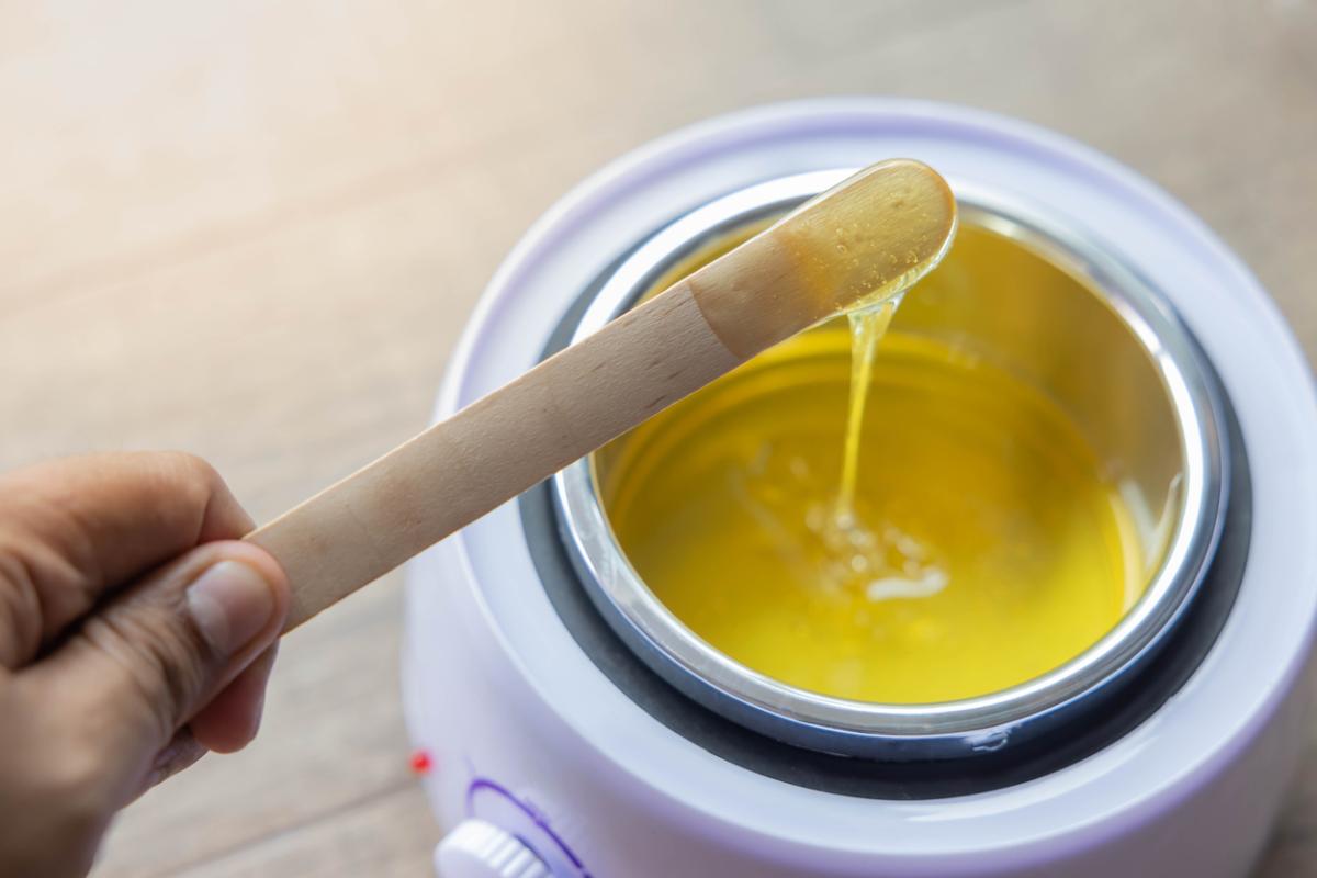 Cómo quitar manchas de cera depilatoria de la ropa