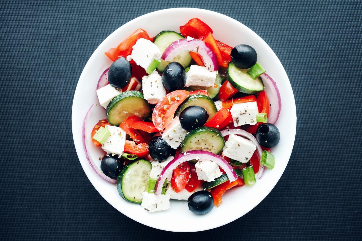 Cómo hacer una ensalada griega: receta ligera y perfecta para refrescarse