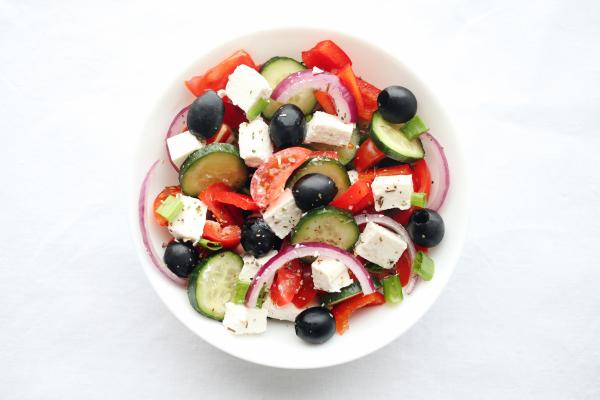 Cómo hacer una ensalada griega: receta ligera y perfecta para refrescarse - Paso 6