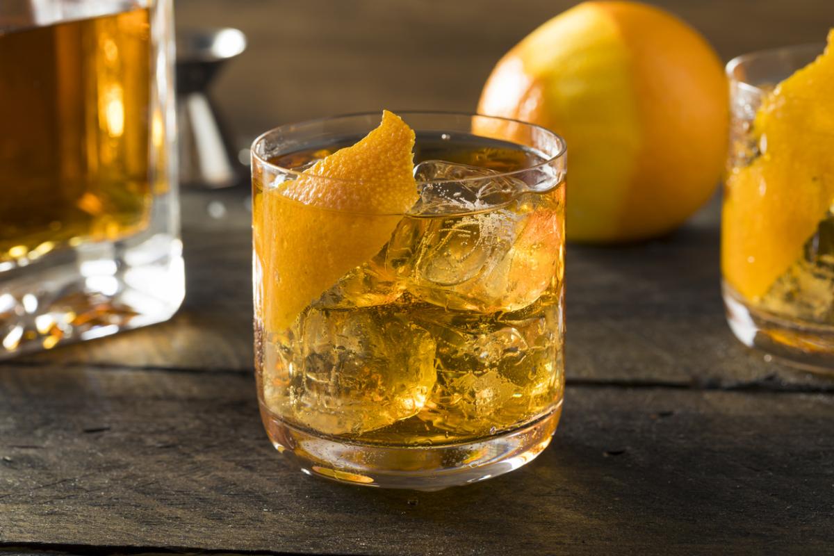 Cómo hacer un cóctel Old Fashioned