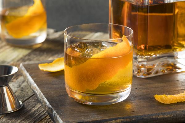 Cómo hacer un cóctel Old Fashioned - Paso 5